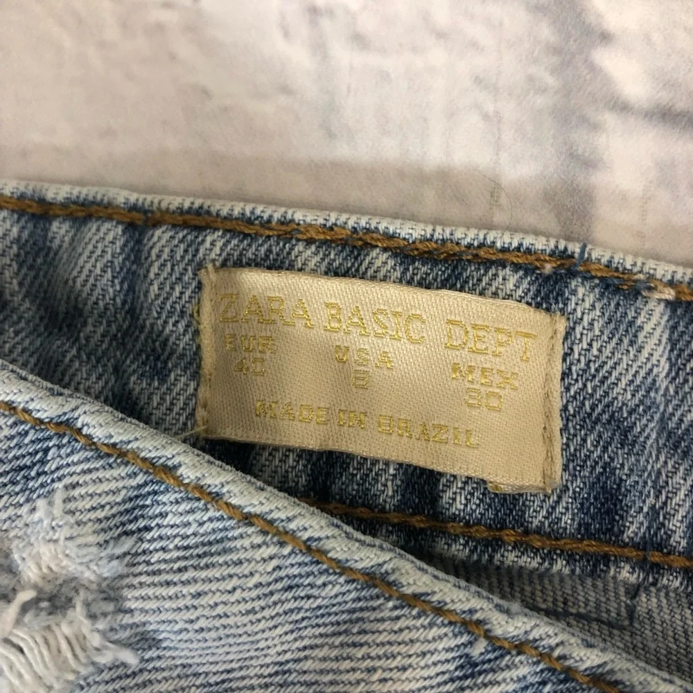 Zara Distressed Denim jean shorts Light wash denim Size 8